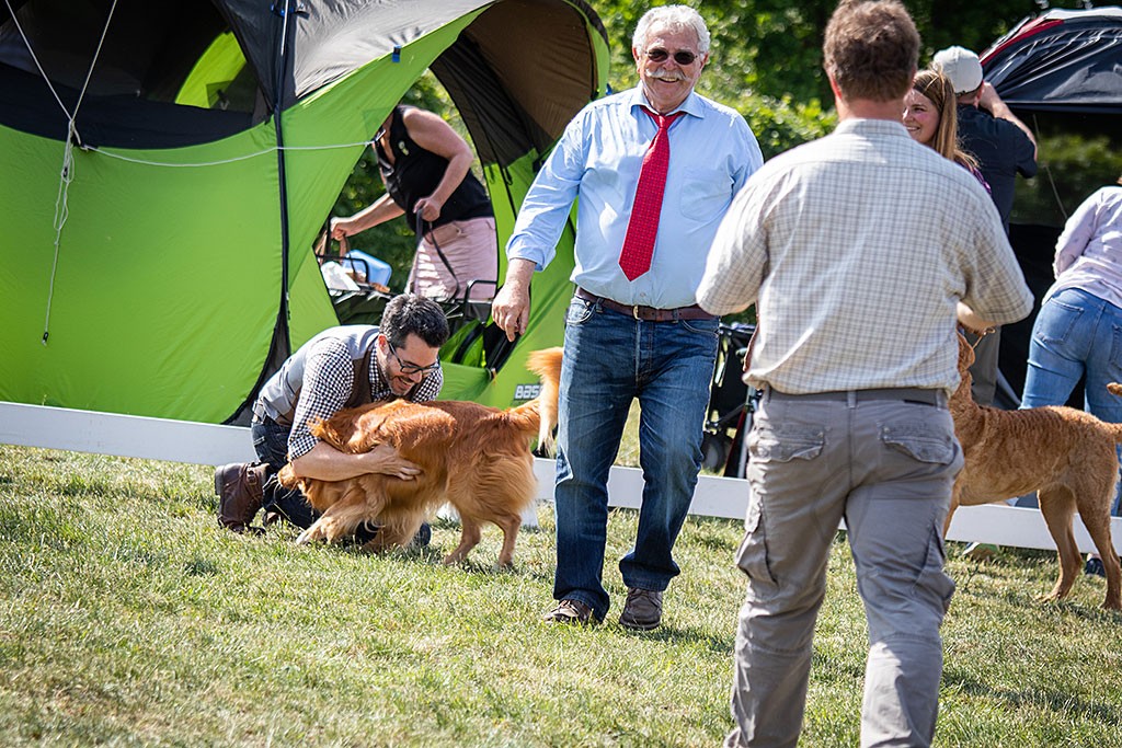 Edison wird von Stephan freudig umarmt nachdem der französische Richter ihm zu Best in Show gratuliert hat