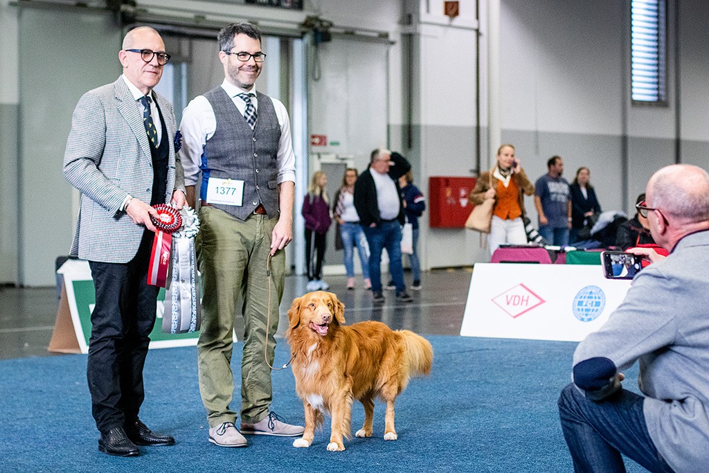 Newton posiert vor Stephan und dem Richter für ein Siegerfoto